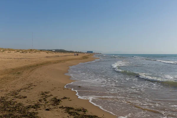 Dalgalar ile Guardamar del Segura yakınlarındaki Torre la Mata ve Campomar İspanya arasında Costa Blanca plaj 