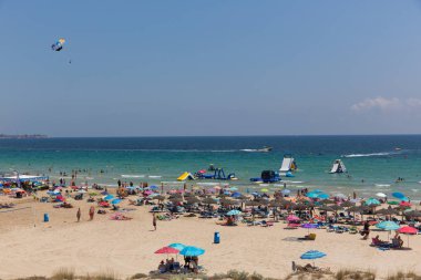 Güzel hava parasailing ve plaj su slaytlar Çarşamba günü Mil Palmeras Costa Blanca plaja ziyaretçi çekti, İspanya Çarşamba 3 Temmuz 2019