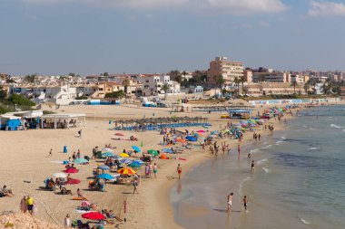 Güzel plaj ve güzel hava, tatilcileri 3 Temmuz 2019 Çarşamba günü İspanya'nın Mil Palmeras'taki Costa Blanca'ya çekti.