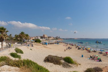 Güzel plaj ve güzel hava, tatilcileri 3 Temmuz 2019 Çarşamba günü İspanya'nın Mil Palmeras'taki Costa Blanca'ya çekti.