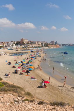 Güzel plaj ve güzel hava, tatilcileri 3 Temmuz 2019 Çarşamba günü İspanya'nın Mil Palmeras'taki Costa Blanca'ya çekti.
