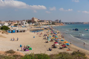 Güzel plaj ve güzel hava, tatilcileri 3 Temmuz 2019 Çarşamba günü İspanya'nın Mil Palmeras'taki Costa Blanca'ya çekti.
