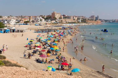 Güzel plaj ve güzel hava, tatilcileri 3 Temmuz 2019 Çarşamba günü İspanya'nın Mil Palmeras'taki Costa Blanca'ya çekti.