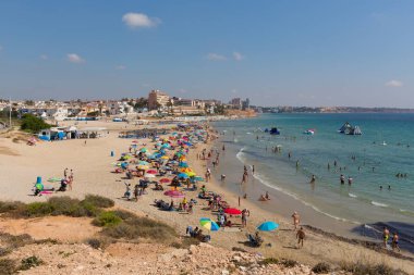 Güzel plaj ve güzel hava, tatilcileri 3 Temmuz 2019 Çarşamba günü İspanya'nın Mil Palmeras'taki Costa Blanca'ya çekti.