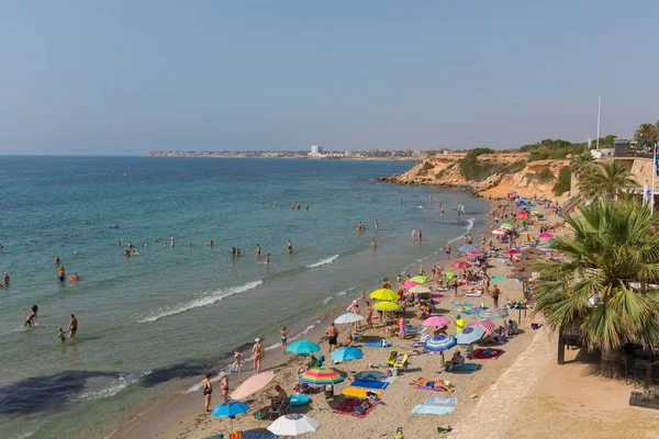 Güzel hava, ziyaretçileri ve tatilcileri Punta Prima, Costa Blanca, İspanya, Pazartesi 1 Temmuz 2019 Pazartesi'de plaja çekti