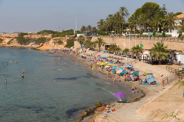 Güzel hava, ziyaretçileri ve tatilcileri Punta Prima, Costa Blanca, İspanya, Pazartesi 1 Temmuz 2019 Pazartesi'de plaja çekti