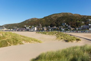 Barmouth plajı, kum tepeleri ve kuzey batı Galler 'deki Uk Snowdonia kasabası.