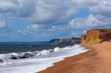 Freshwater Körfezi sahili ve Dorset dalgaları kumtaşı kayalıklarına, West Bay ve Golden Cap 'e doğru ilerliyor.