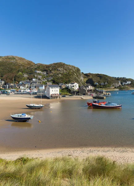 Barmouth Wales Gwynedd Ulusal Parkı 'ndaki güzel sahil kasabası