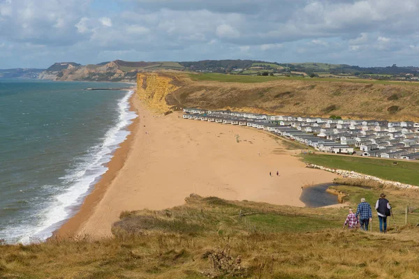Sahil yolu Tatlısu Körfezi Dorset uk Batı Körfezi 'ne doğru aylaklarla birlikte.