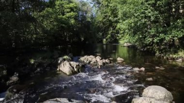 Betws-y-Coed Conwy Vadisi Wales Uk Snowdonia Ulusal Parkı ve hızlı akan nehri