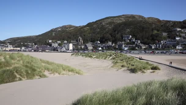 Stranden Barmouth Och Sanddyner Och Staden Nordvästra Wales Storbritannien Snowdonia — Stockvideo