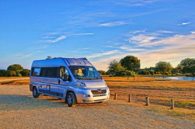 Kampervan karavan dönüşümü parlak renkli renkler New Forest Hampshire Gölü İngiltere 