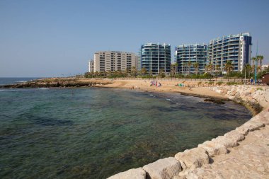 Güzel hava ziyaretçileri ve tatilcileri 1 Temmuz 2019 Pazartesi günü İspanya 'nın Cala Piteras plajına çekti.