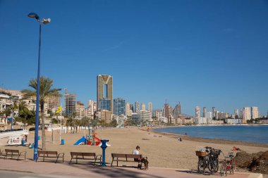 Güzel kış güneşi, 4 Şubat 2020 Salı günü İspanya 'nın Benidorm kentindeki sahil şeridine ziyaretçi ve tatilcileri çekti.