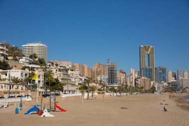 Güzel kış güneşi, 4 Şubat 2020 Salı günü İspanya 'nın Benidorm kentindeki sahil şeridine ziyaretçi ve tatilcileri çekti.