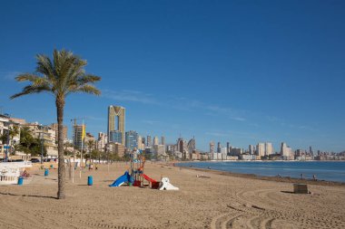 Güzel hava ziyaretçileri ve tatilcileri 4 Şubat 2020 Salı günü İspanya 'nın Benidorm plajına çekti.