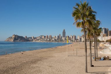 Benidorm İspanya Poniente plajı Güzel mavi deniz ve gökyüzü Costa Blanca 'da 