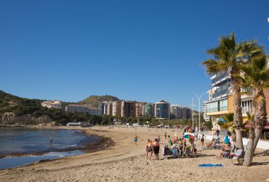 Cala De Finestrat plajı Benidorm yakınlarında, Costa Blanca, İspanya, 4 Şubat Salı, güzel kış havası