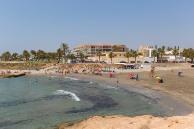 Güzel yaz havası, 1 Temmuz 2019 Pazartesi günü Playa Cala Mosca plajı Punta Prima, Costa Blanca, İspanya 'yı ziyaret etti.  