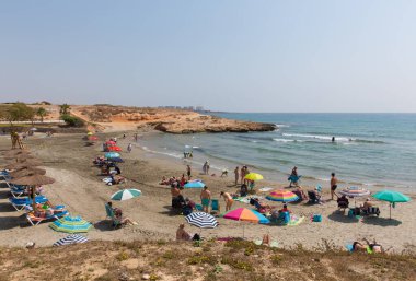Güzel yaz havası, 1 Temmuz 2019 Pazartesi günü Playa Cala Mosca plajı Punta Prima, Costa Blanca, İspanya 'yı ziyaret etti.  