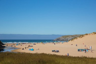 Güzel hava, 8 Eylül 2020 'de Holywell Körfezi, Cornwall sahiline ziyaretçileri çekti.