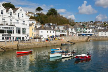 Güzel sakin hava ziyaretçileri 10 Eylül 2020 'de Cornwall' daki St. Mawes limanına çekti.