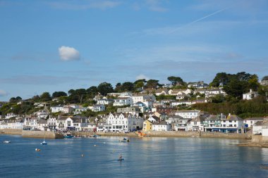 Güzel sakin hava ziyaretçileri 10 Eylül 2020 'de Cornwall' daki St. Mawes limanına çekti.