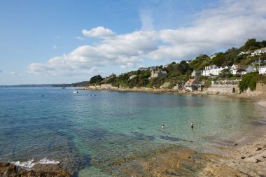 St Mawes Cornwall açık mavi deniz ve Cornish kıyısı Roseland Yarımadası İngiltere