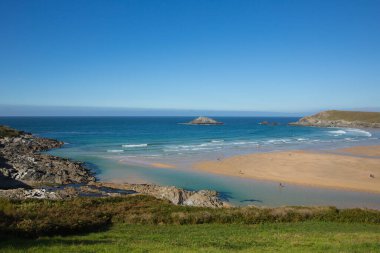 Crantock Körfezi Kuzey Cornwall İngiltere Newquay yakınlarında güzel plaj ve mavi deniz