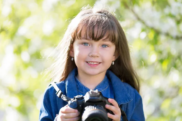Piękna Mała Dziewczynka Trzyma Aparat Fotograficzny Jej Ręce Dziewczynka Zdjęć — Zdjęcie stockowe