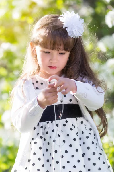 Beyaz Elbiseli Bir Kız Bir Ses Kulaklık Tutuyor Küçük Bir — Stok fotoğraf