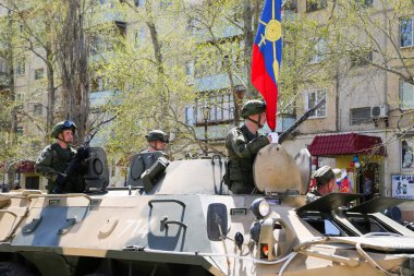 Rus Ordusu askeri teçhizat üzerinde şehre gidiyor. Askerler içinde tankının kapakları açık duruyor. Yazı işleri