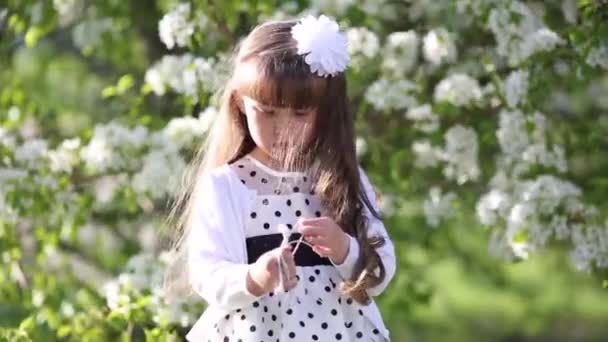 Girl White Dress Holding Audio Headphone Little Beautiful Girl Unravels — Stock Video