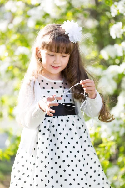 Küçük Bir Güzel Kız Onun Telefon Ses Kulaklık Teller Unravels — Stok fotoğraf
