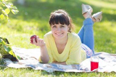 Esmer açık hava ve çalışan kahvaltı için Internet üzerinden bir dizüstü bilgisayar var.