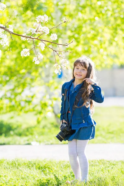 Dziewczynka Zdjęć Kwiatów Sad Jabłkowy Pod Koniec Letni Dzień — Zdjęcie stockowe