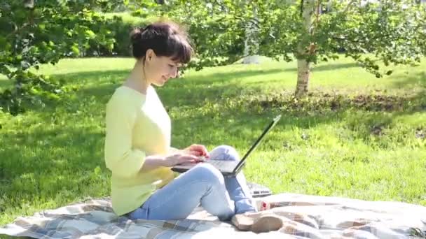 Flicka Freelancer Fungerar Fria Brunetten Sitter Gräset Parken Och Arbetar — Stockvideo