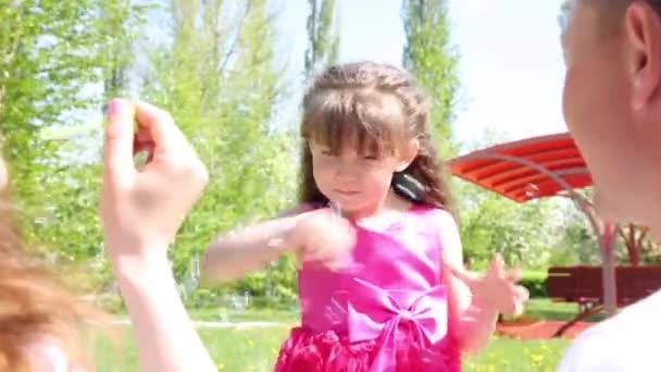 Meisje Speelt Met Zeepbellen Ouders Laten Zeepbellen Hun Dochter Zomer — Stockvideo