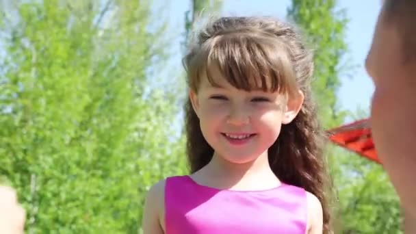 Kleines Mädchen Spielt Mit Seifenblasen Eltern Lassen Die Seifenblasen Auf — Stockvideo