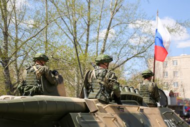 Askerler içinde tankının kapakları açık duruyor. Rus Ordusu askeri teçhizat üzerinde şehir etrafında gidiyor.