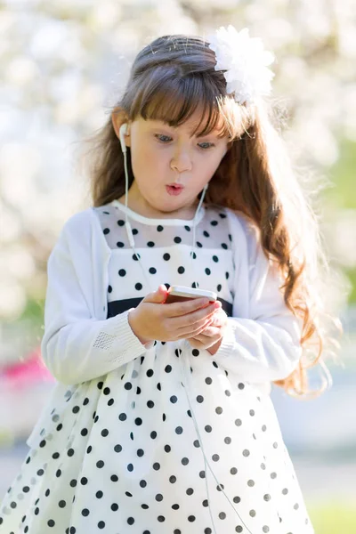 Niña Vestida Blanco Escuchando Grabaciones Audio Auriculares Verano Parque Chica —  Fotos de Stock