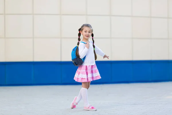 Маленька Красива Дівчинка Літній Сукні Рюкзаком Стоїть Біля Стіни Місті — стокове фото