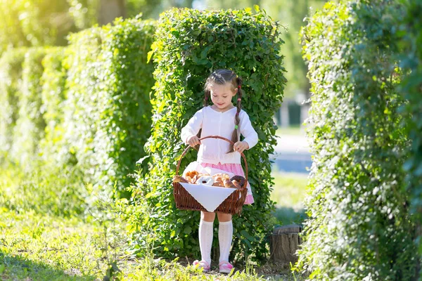 Dziewczyna Posiada Kosz Pełen Chleb Bułki Produktów Mącznych — Zdjęcie stockowe