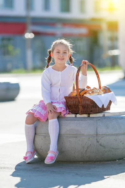 Niña Sostiene Una Cesta Llena Pan Panecillos Productos Harineros Niña —  Fotos de Stock