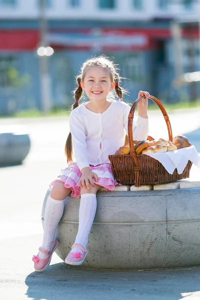 Dziewczyna Posiada Kosz Pełen Chleb Bułki Produktów Mącznych Dziewczynka Koszem — Zdjęcie stockowe