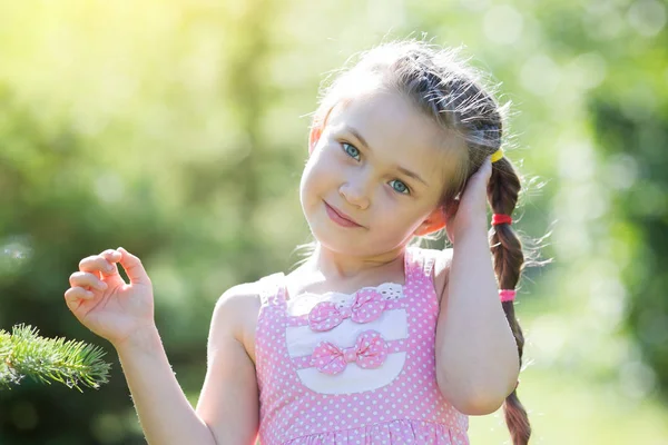 Letnia Dziewczyna Różowej Sukience Lesie Mała Dziewczynka Długie Warkocze Włosów — Zdjęcie stockowe
