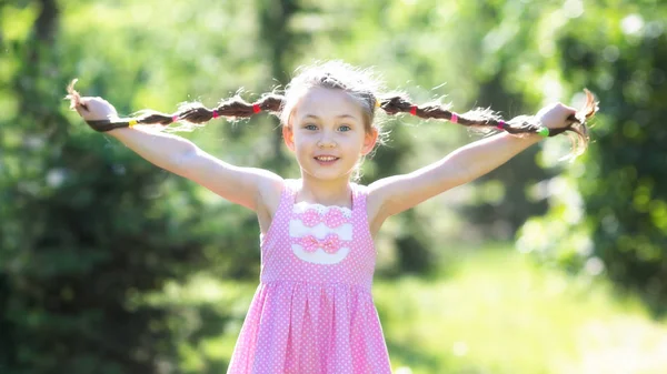 Kleines Mädchen Mit Langen Zöpfen Ein Mädchen Einem Roten Kleid — Stockfoto