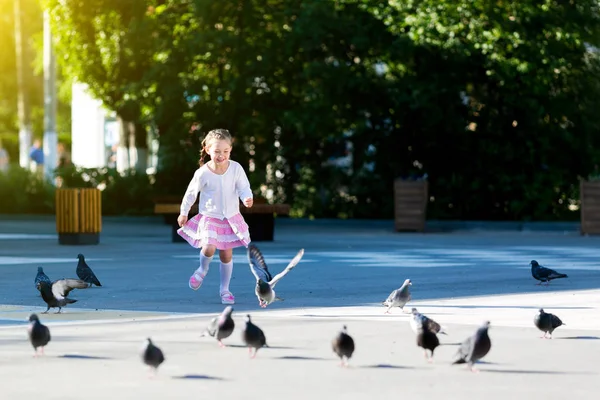 Una Niña Con Vestido Rosa Está Atrapando Los Pájaros Plaza — Foto de Stock