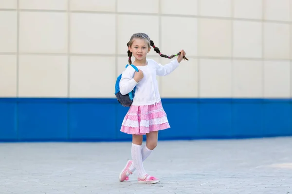 Una Niña Hermosa Vestido Verano Con Una Mochila Está Pie —  Fotos de Stock